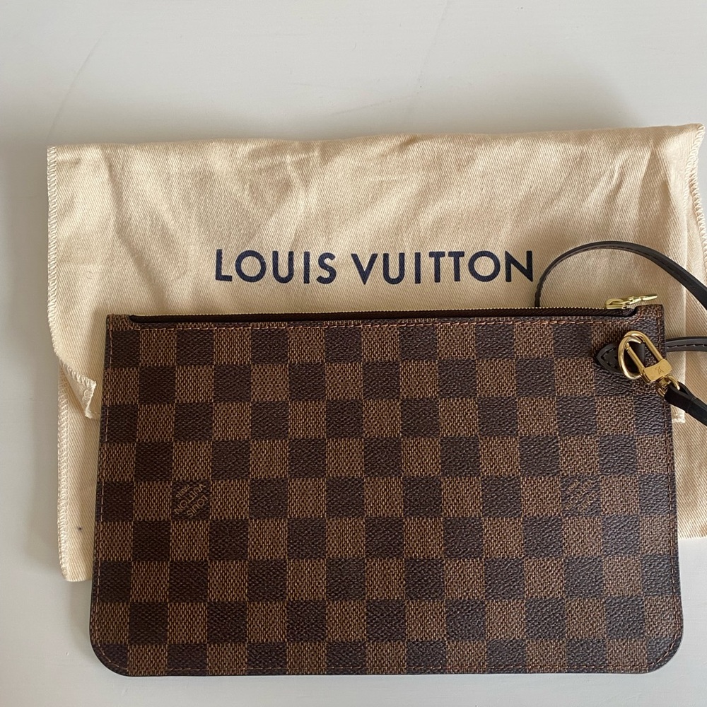 100% authentic Louis Vuitton wristlet Pochette Damier Ebene.